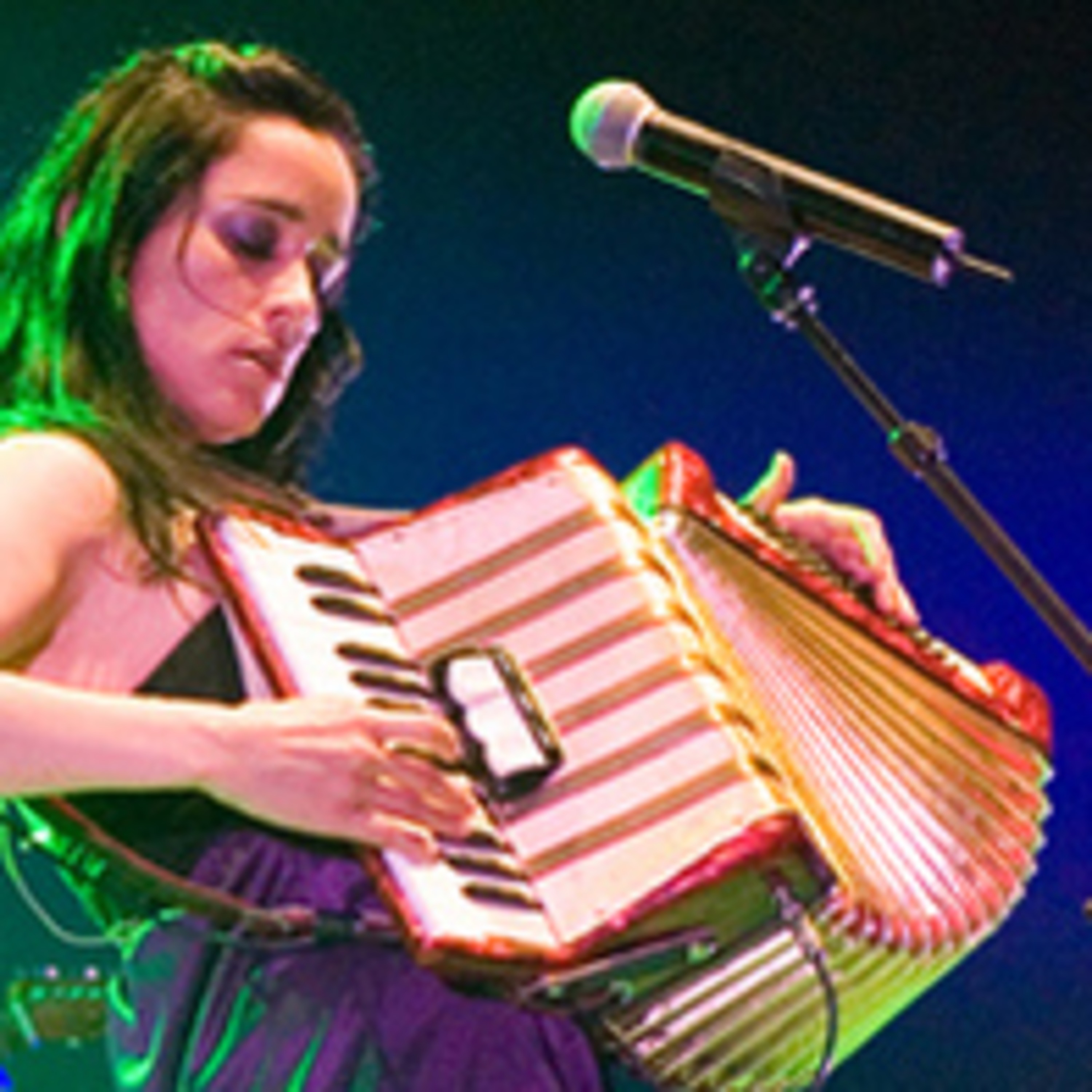 la chica de los audifonos presenta...