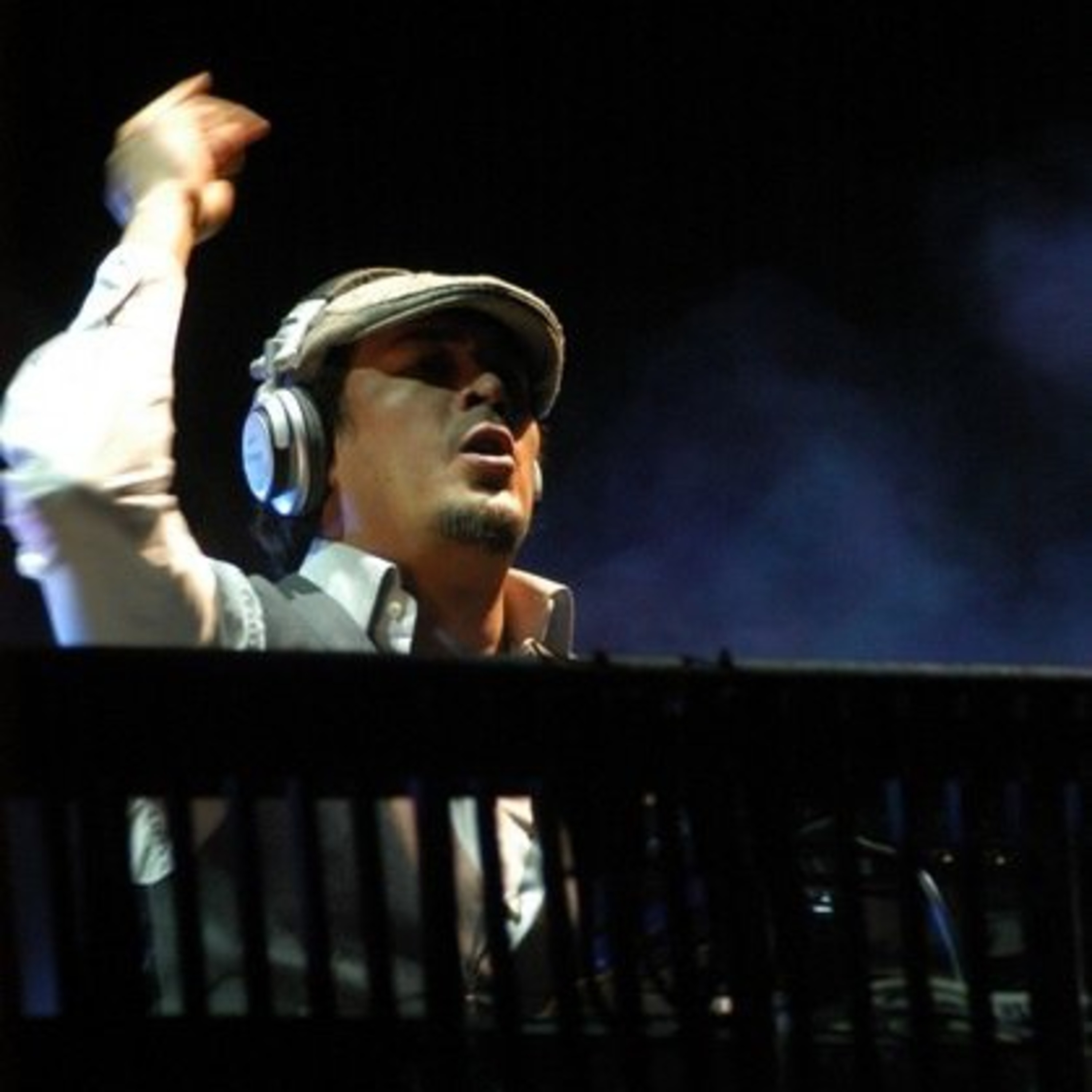 CHEWY VEGA CLOSING SET FOR TIESTO 2010. 1th april. episode artwork