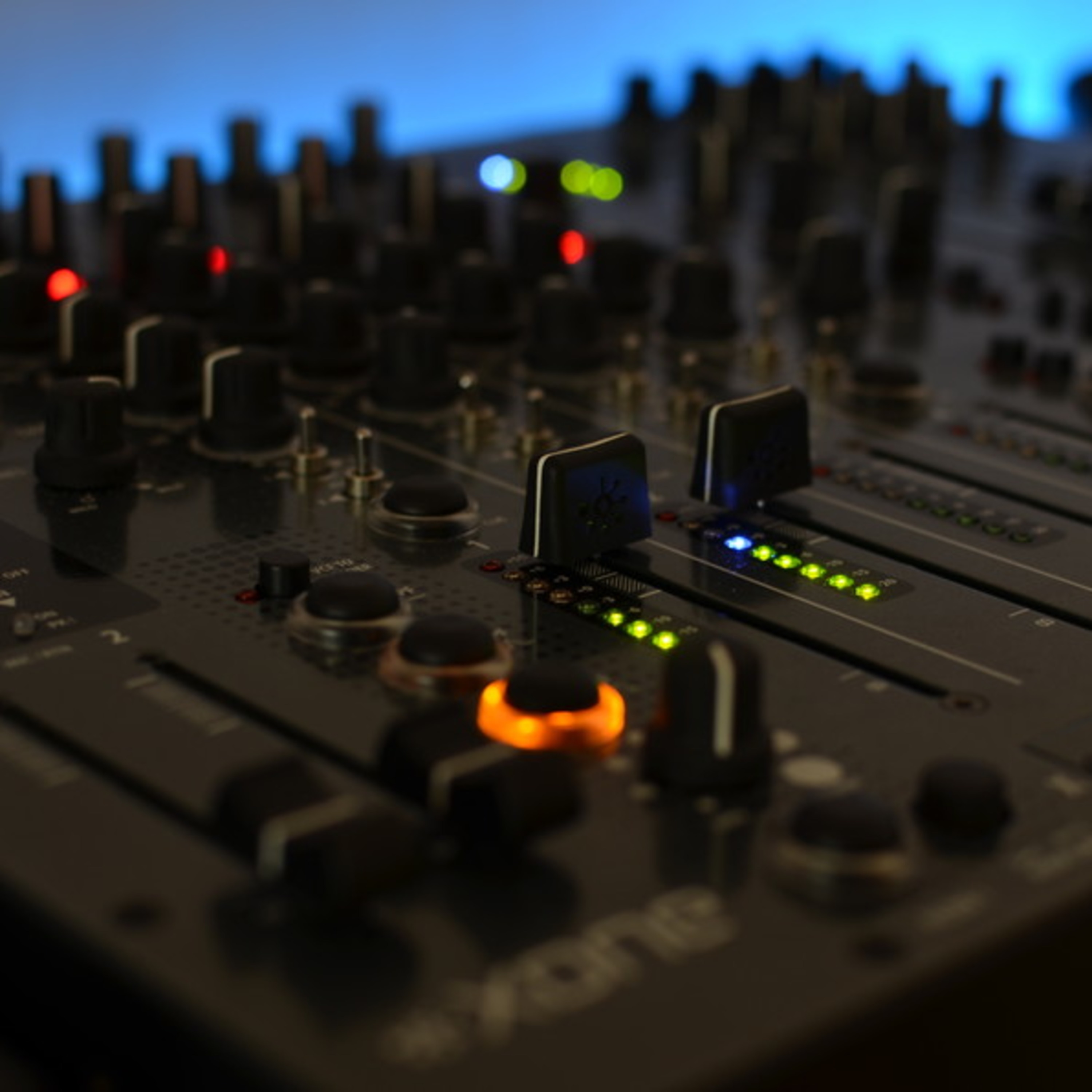 JUST ME AND MY HEADPHONES PODCAST LIVE WITH DJ LINDSEY BELL