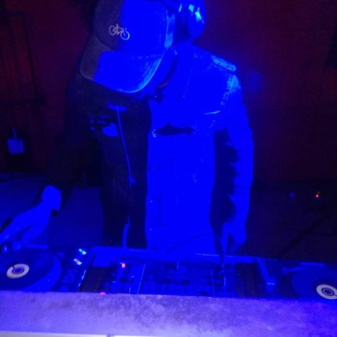 Deep Essence Sessions #002 Guest Mix By Nathi DaVinci