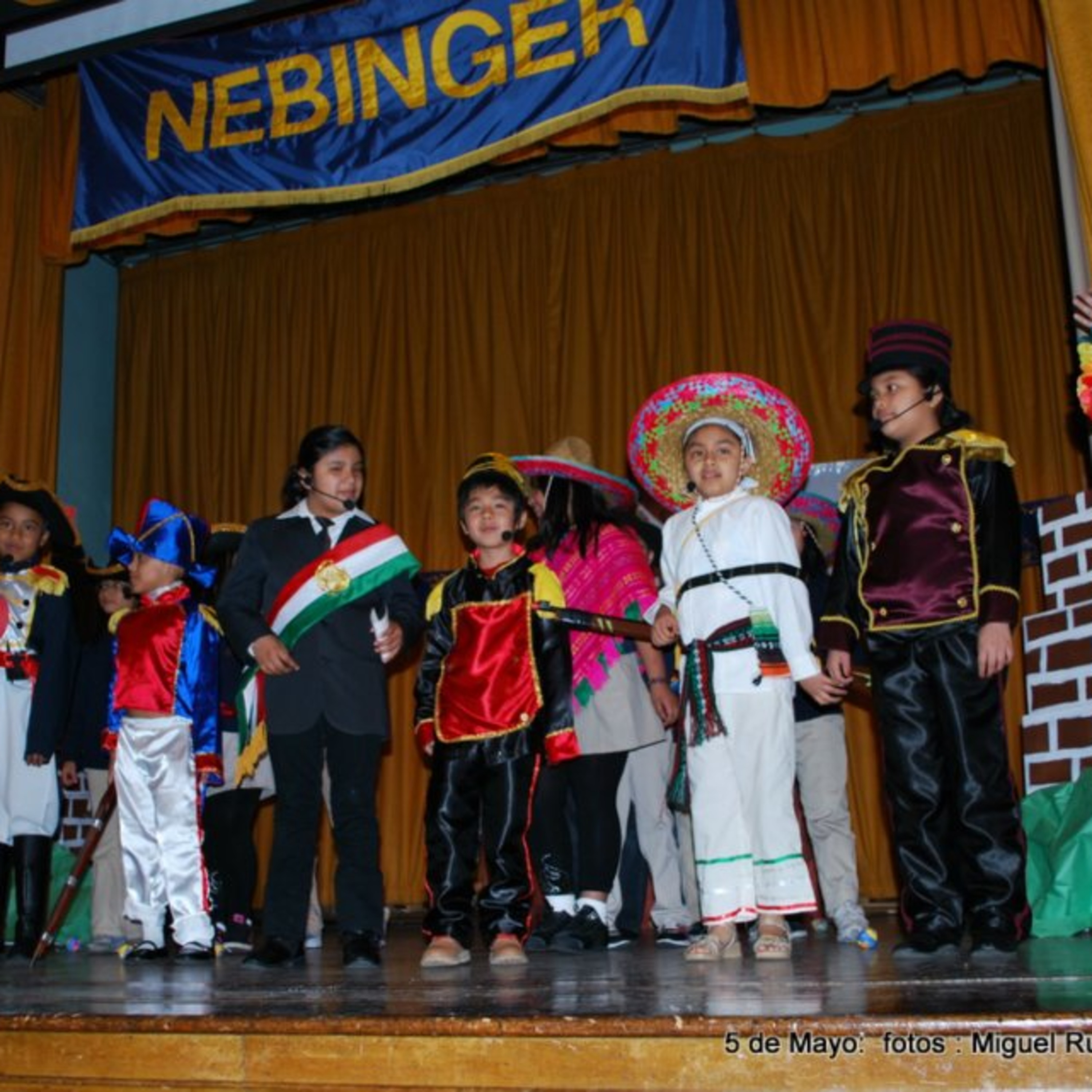 Niños actuan la batalla del 5 de mayo