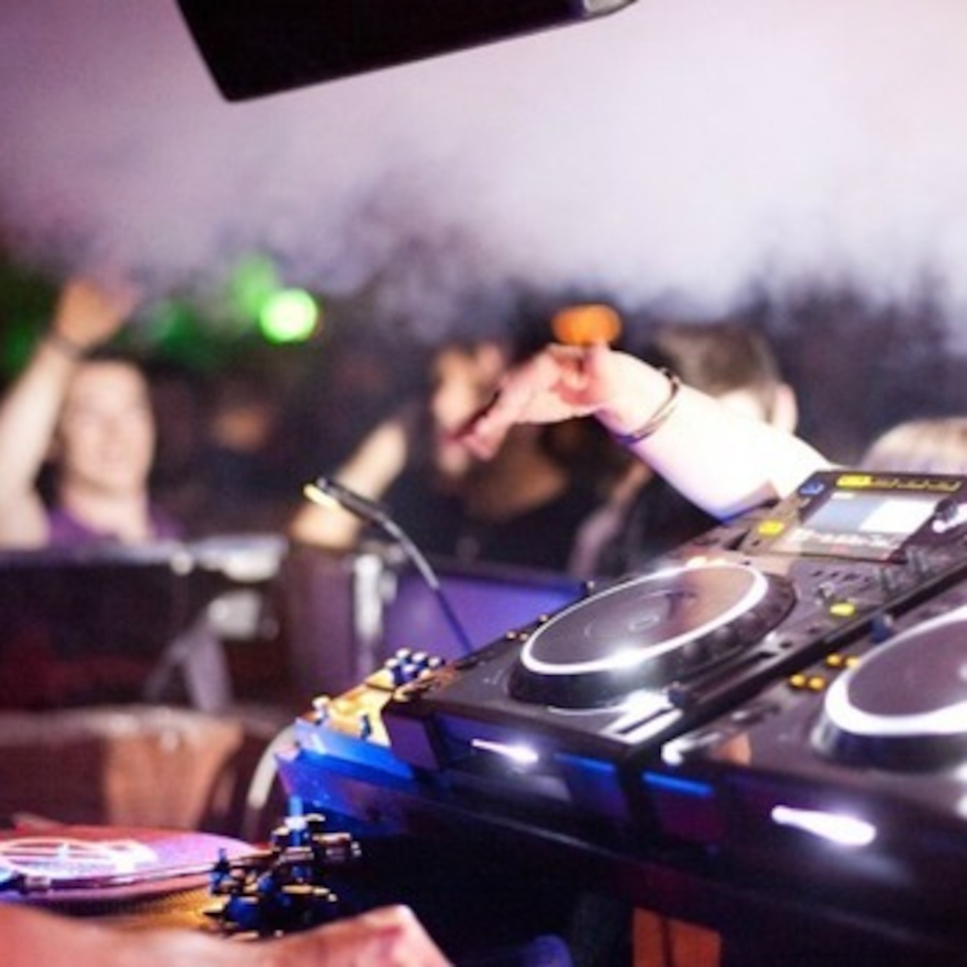 DJ BennyHy live in the mix on LWR Radio 3rd August 2013. Up and away! Can you dance to my beat?