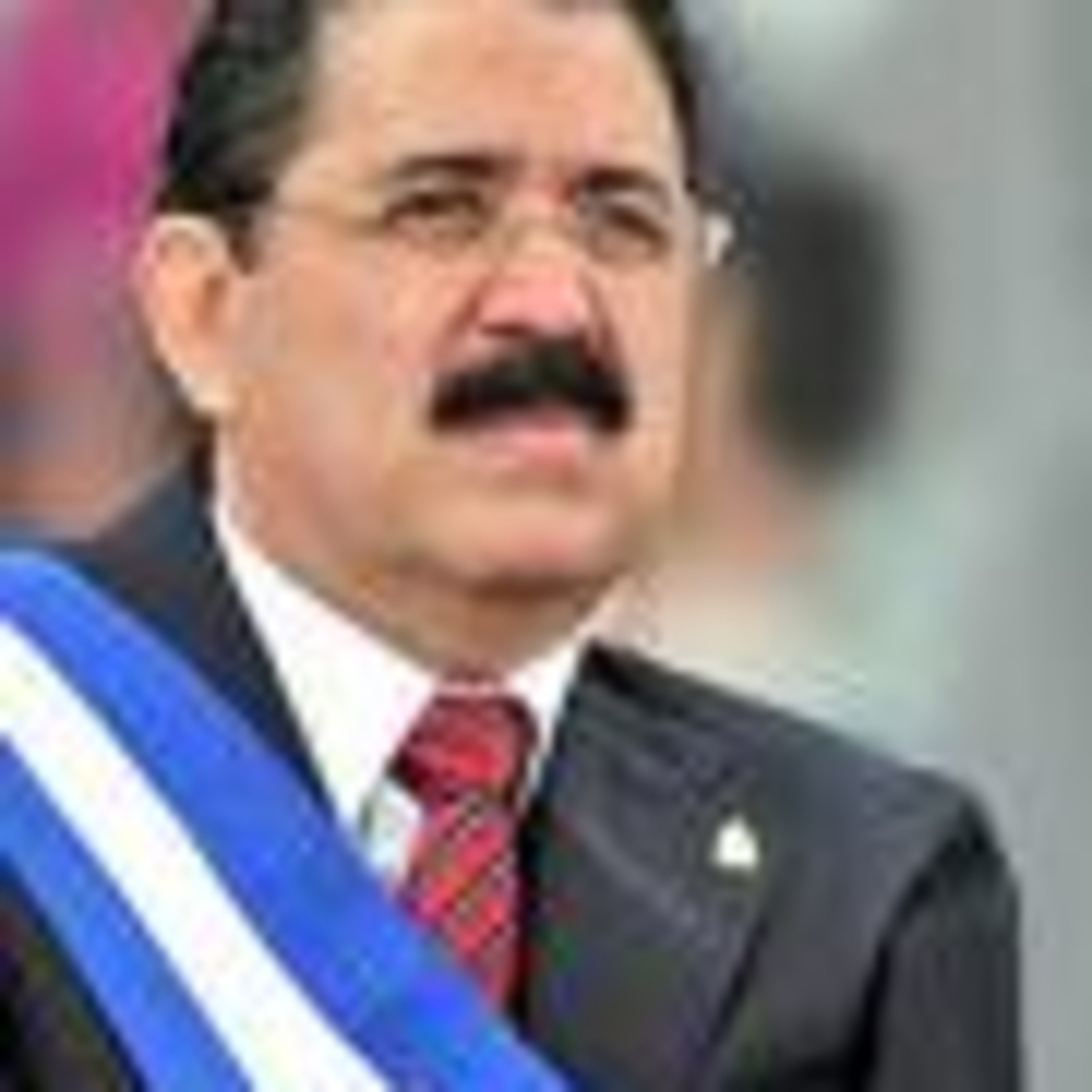 Honduras, presidente Zelaya denuncia la intidemocracia de los golpistas y llama a resistencia PACIFICA. episode artwork