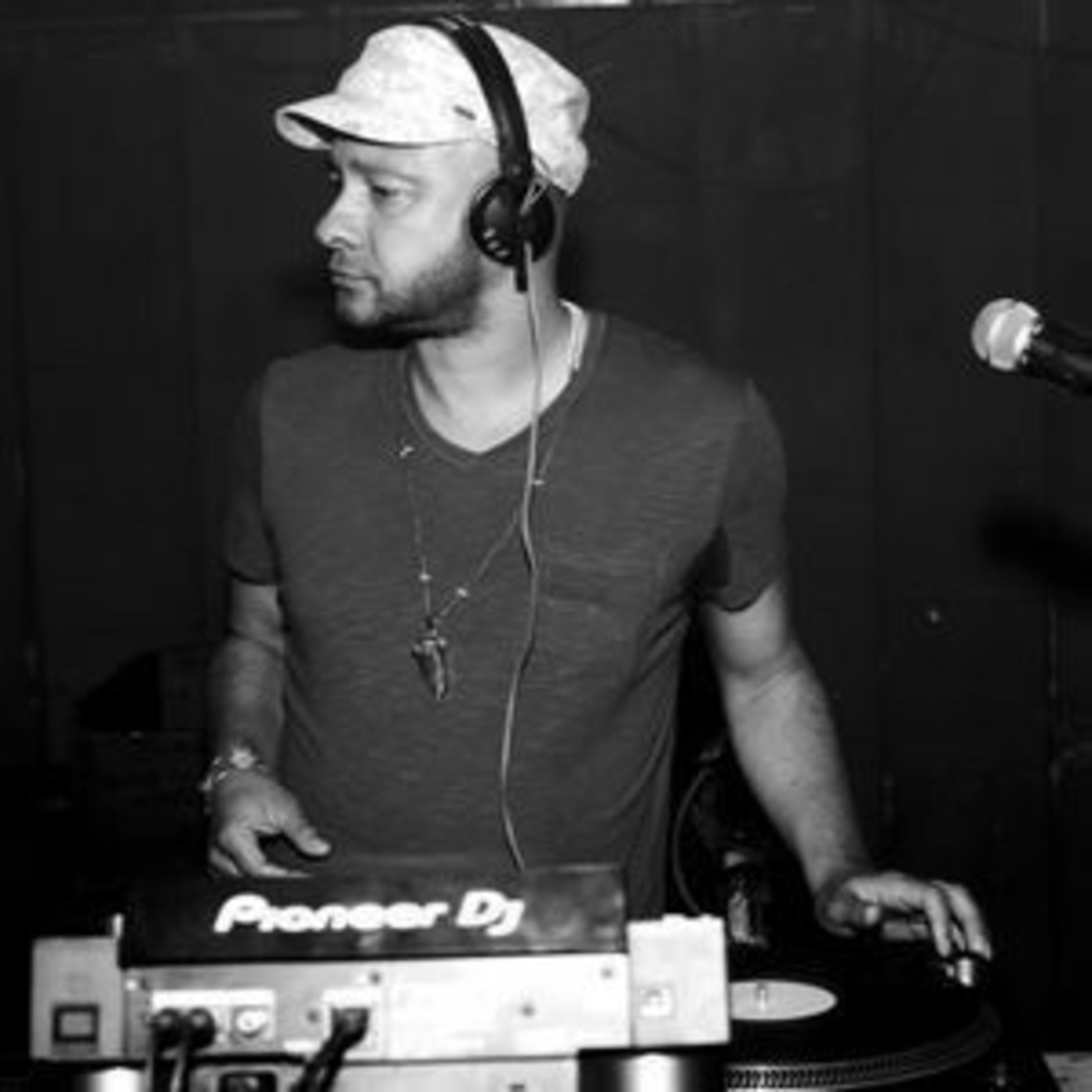 [MUSIC AND WINE Radio]