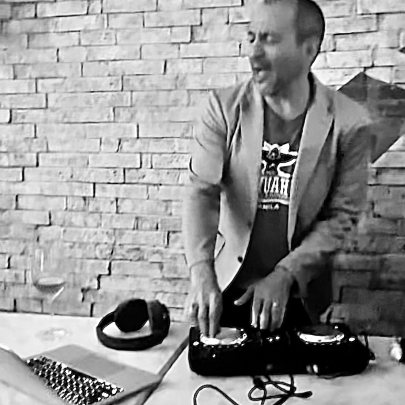 [MUSIC AND WINE Radio]