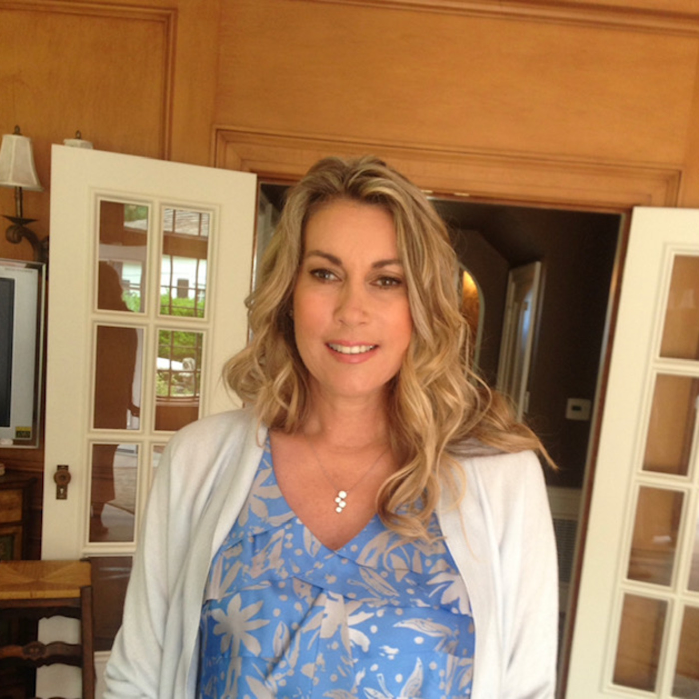 Episode 5543: Talk on the Street with Laura Marie Conservative Podcaster