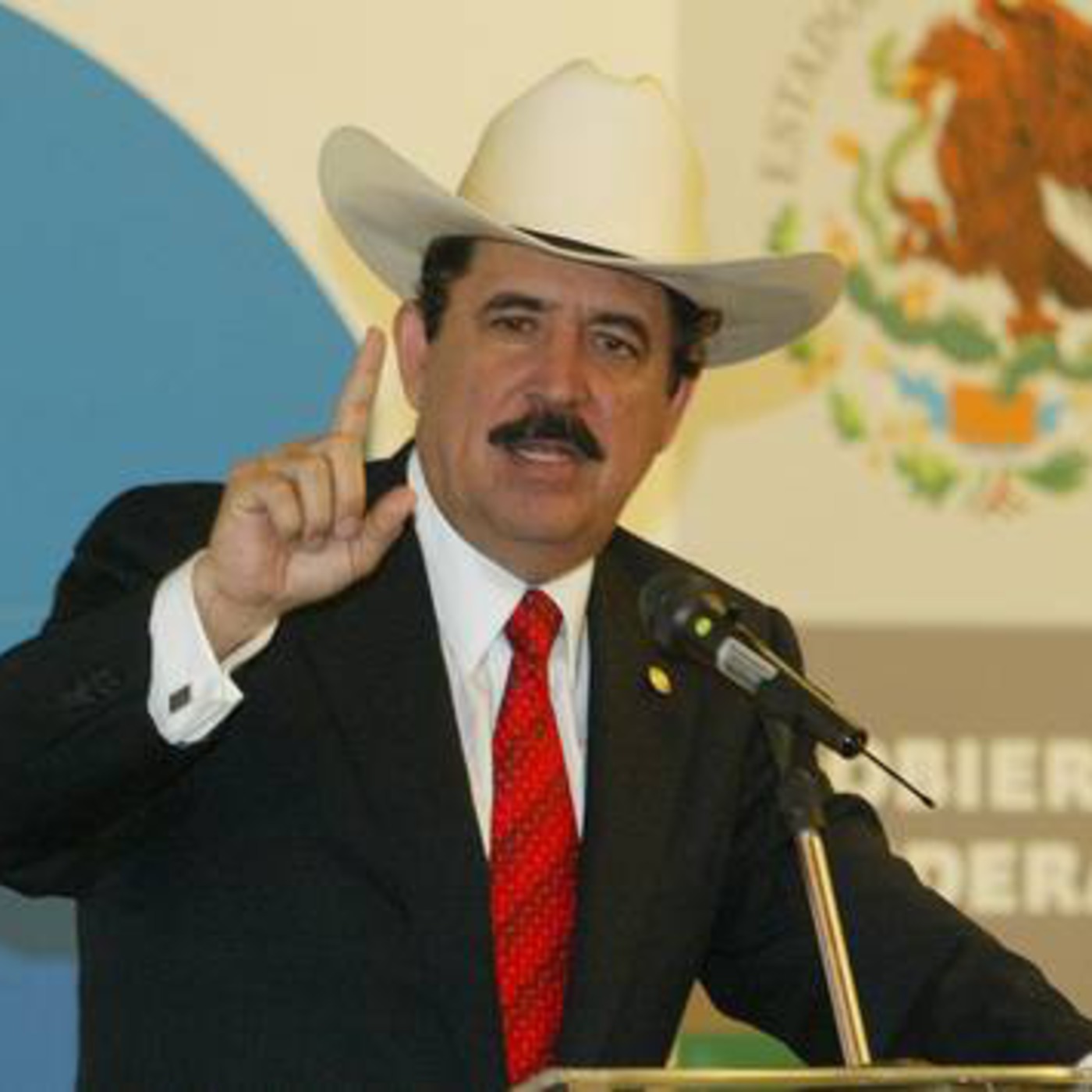 Zelaya se burla de Calderón en reunión con pejistas dijo en en estos países es mejor sentirse presidente que serlo. !Que pena!