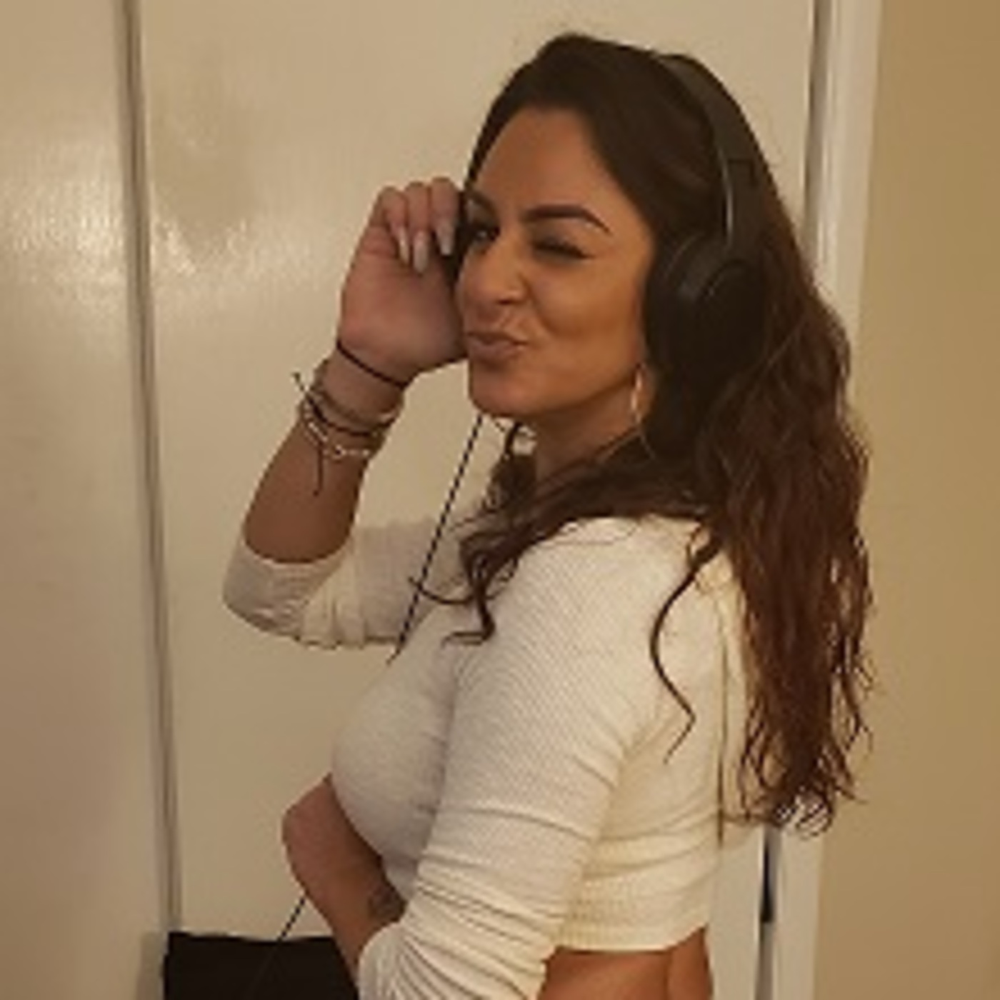 Episode 395 Of The Rob V Show (MILF TUESDAY with Nikki) episode artwork